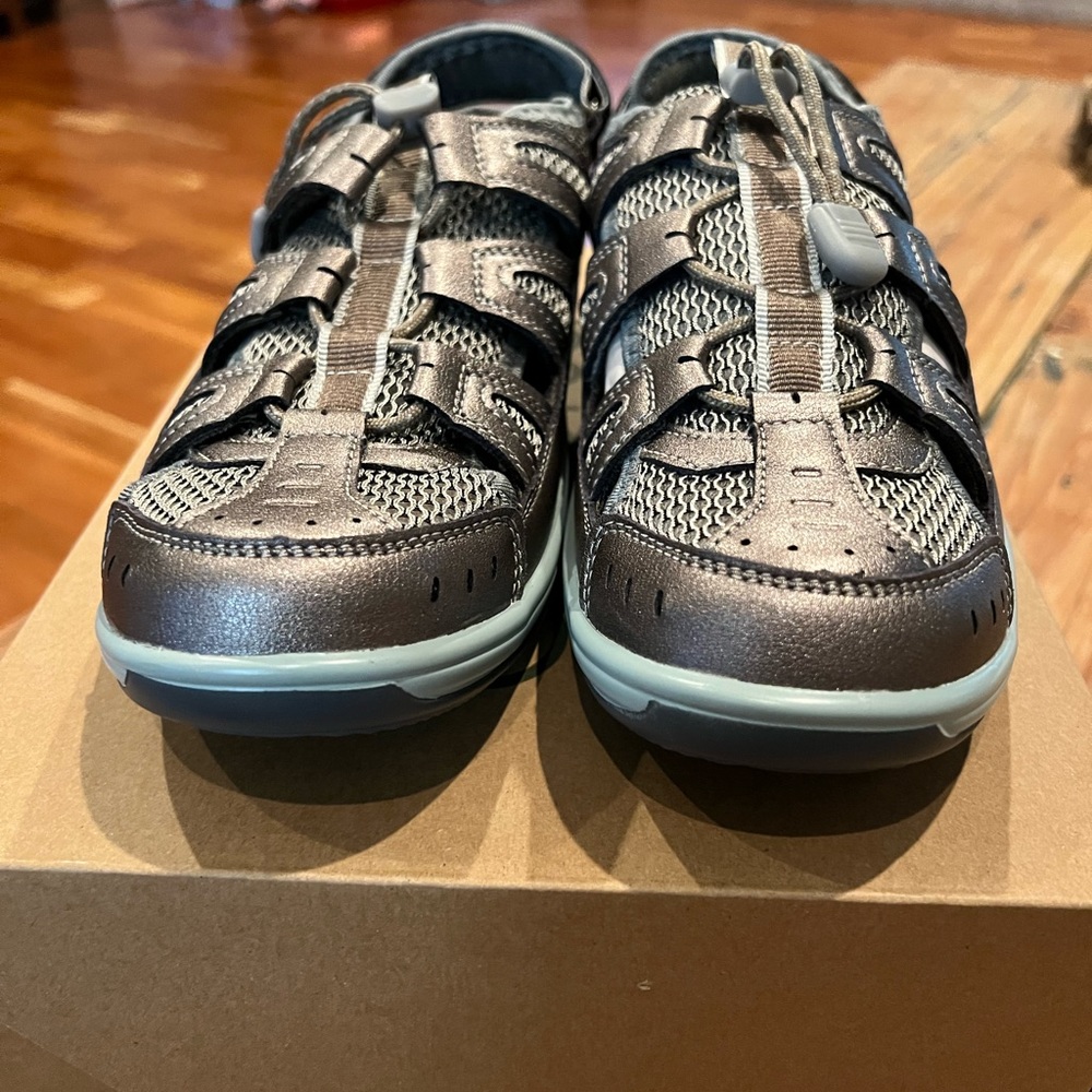 OrthoFeet Women's Metallic Gray Casual Sandal